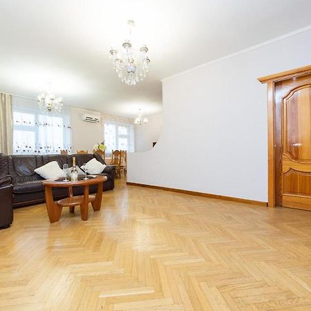 Spacious Apartments In The Center Of Obolon 2 Bedrooms 키예프 외부 사진