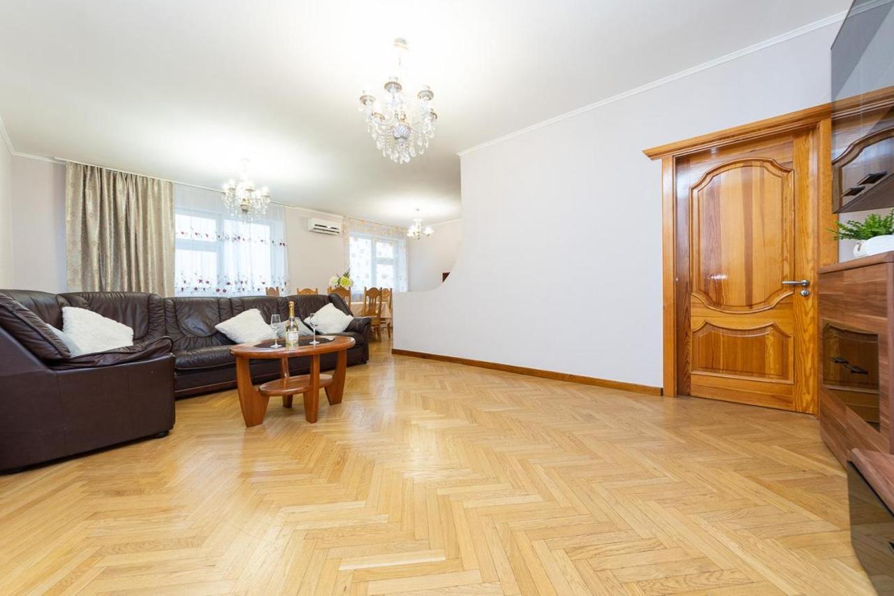Spacious Apartments In The Center Of Obolon 2 Bedrooms 키예프 외부 사진