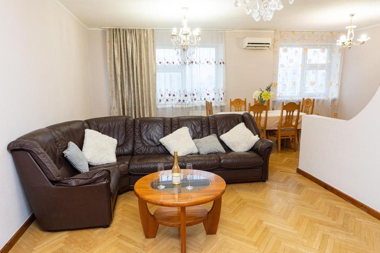 Spacious Apartments In The Center Of Obolon 2 Bedrooms 키예프 외부 사진