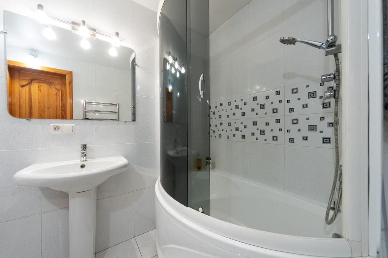 Spacious Apartments In The Center Of Obolon 2 Bedrooms 키예프 외부 사진