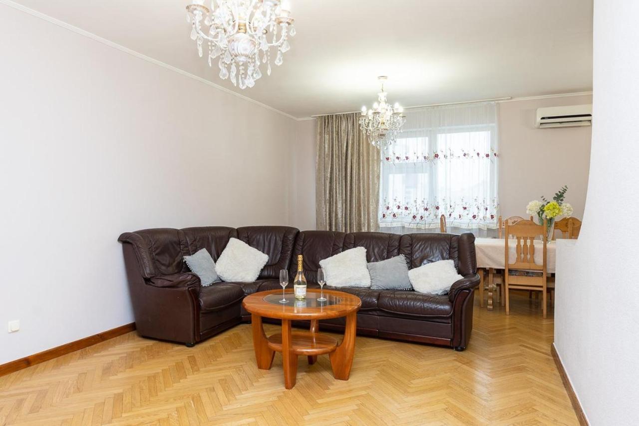 Spacious Apartments In The Center Of Obolon 2 Bedrooms 키예프 외부 사진