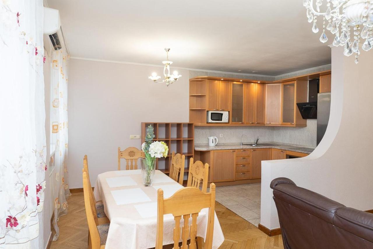 Spacious Apartments In The Center Of Obolon 2 Bedrooms 키예프 외부 사진